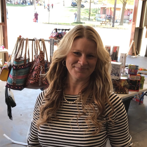 Meet your Posher, Karri - Picture 2 of 2